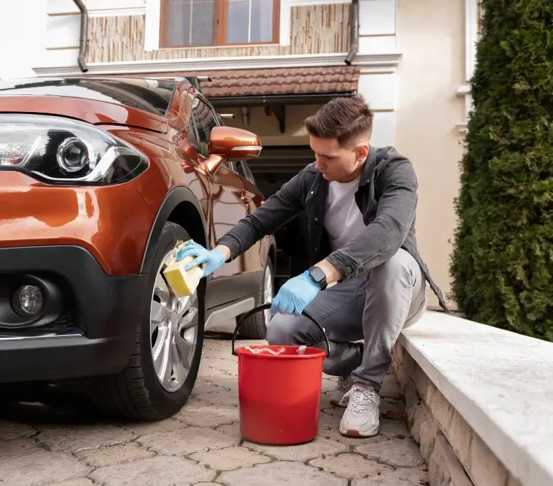 Lavage auto à domicile Pougues-les-Eaux : professionnel intervenant sur un véhicule